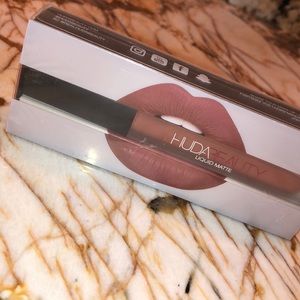 HUDA BEAUTY liquid matte in shade “Bombshell”